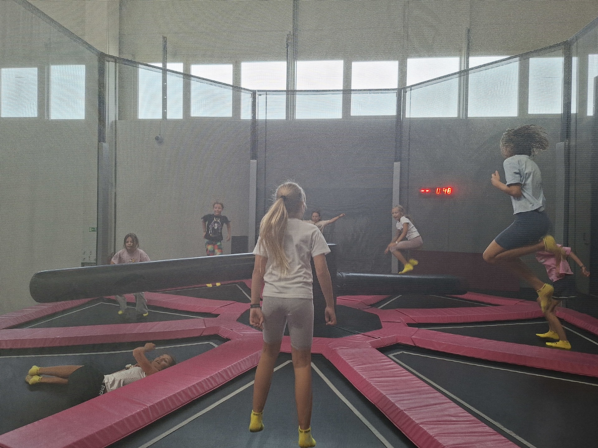 Místo lavic trampolíny!