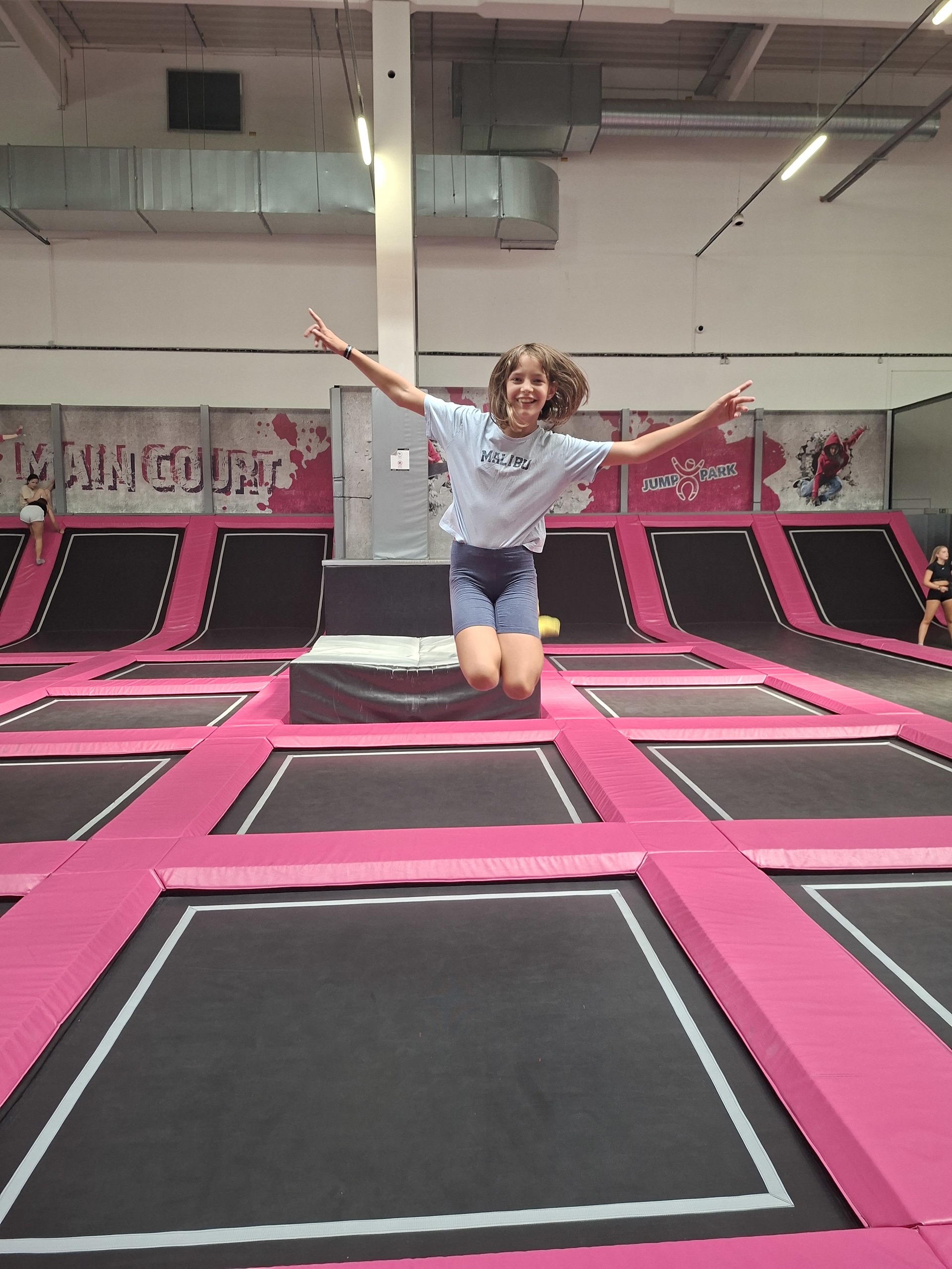 Místo lavic trampolíny!